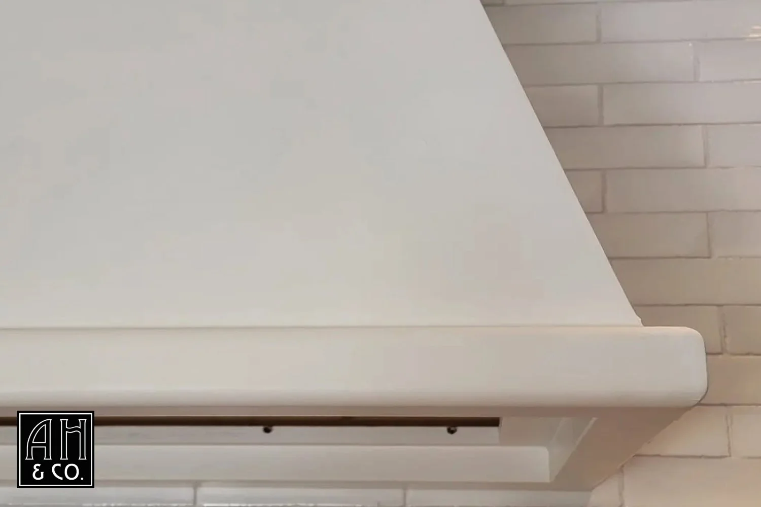 ariana-hoffman-smoothy-plaster-oven-hod-kitchen-european-polished-simple-old-world-patina.jpg