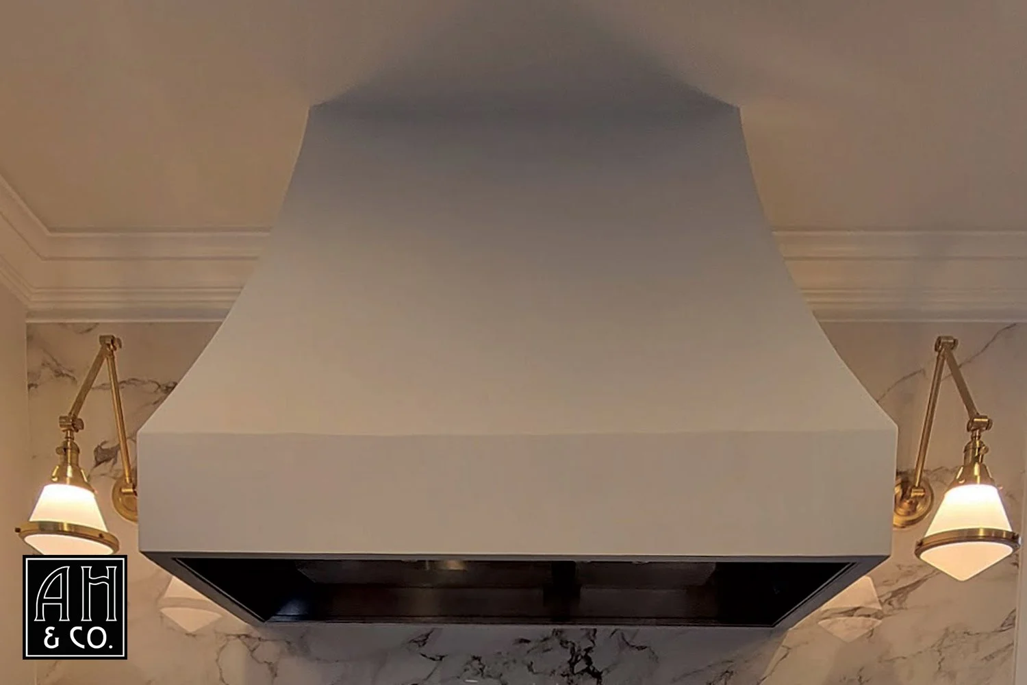 ARIANA-HOFFMAN-white-cream-OVEN-HOOD-TEXTURED-SKANDI-KITCHEN-PLASTER.jpg