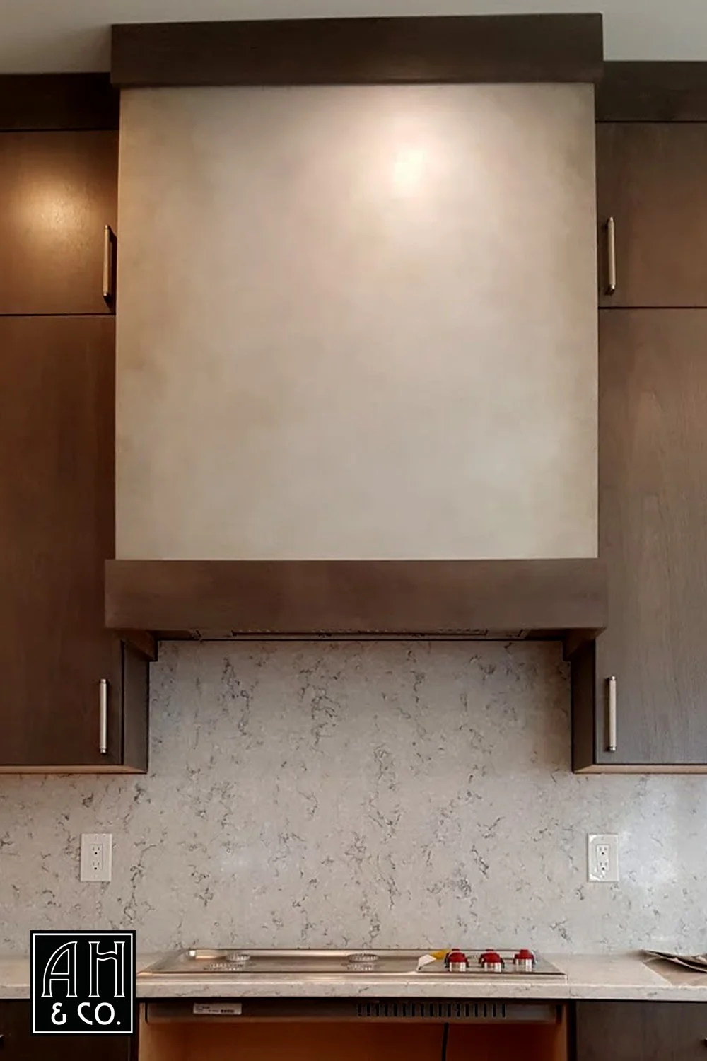 ariana-hoffman-metallic-plaster-oven-hood=shimmer-cream-kitchen-designer-unusual-beach-irridescent-plaster-texture-polished.jpg