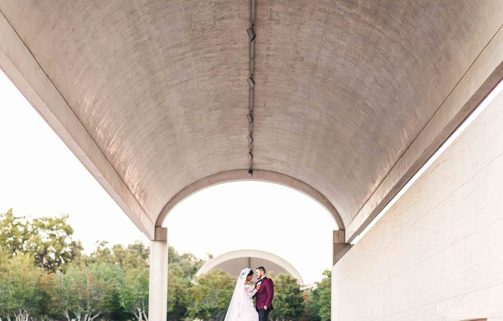 bride&groom-bride-groom-portraits-love-b&w-fort-worth-arts-musuem-kimball-art-compisition-perspective.jpg