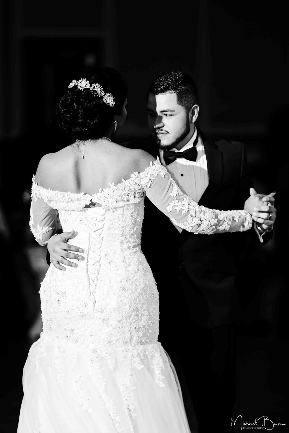 Wedding-Reception-Detials-Fort-Worth-Venue-first-dance-kiss-b&w-love.jpg