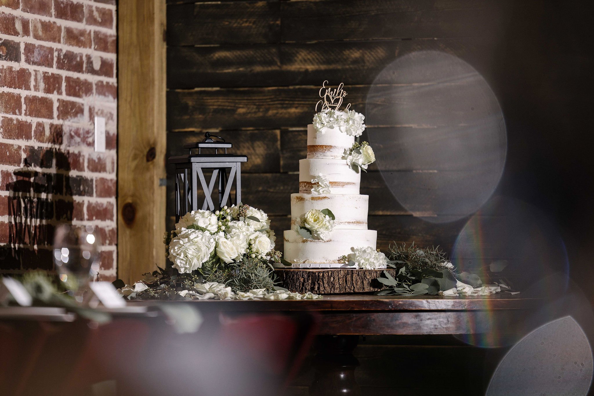 Dallas wedding photographer - wedding cake.jpg