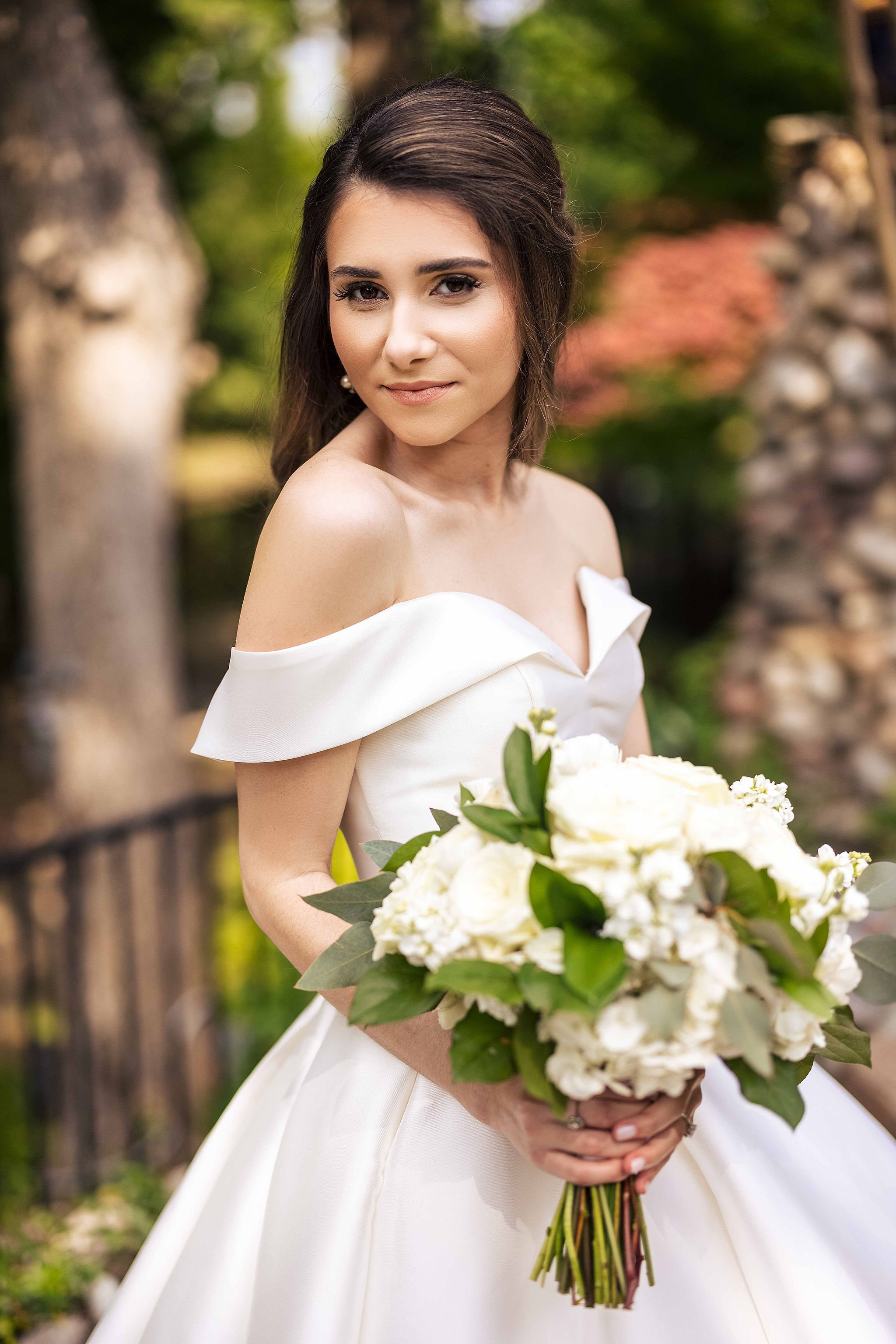 Beautiful bride - florals - dallas wedding photographer.jpg