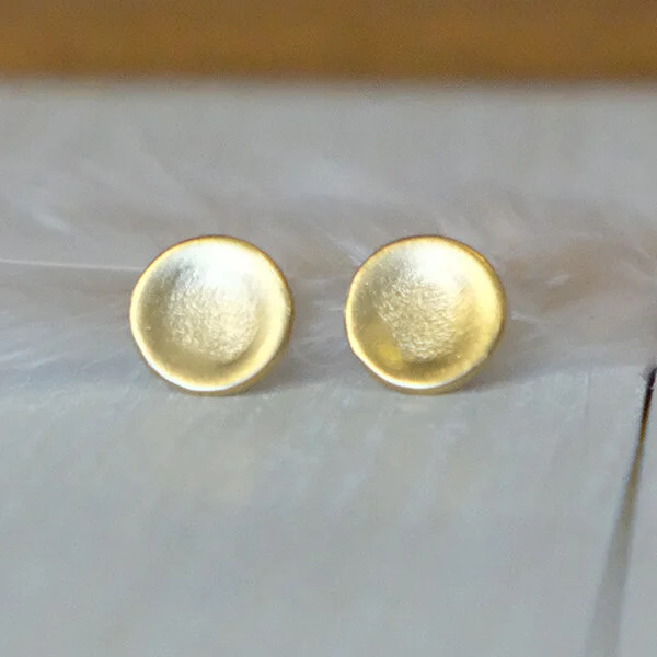 CircleStudsGoldSquare600.jpg