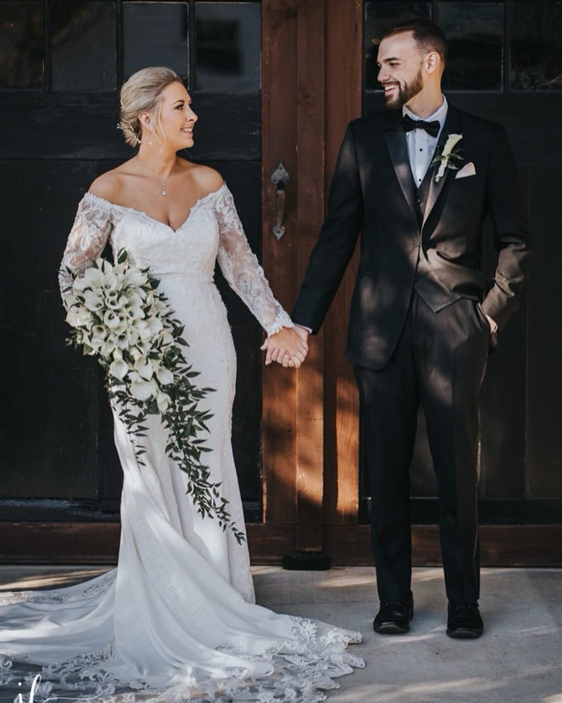 Couldn&rsquo;t be classier if you tried 🍾 swipe to see a close up of Lauren&rsquo;s bouquet! 

📸: @jennalynnphoto