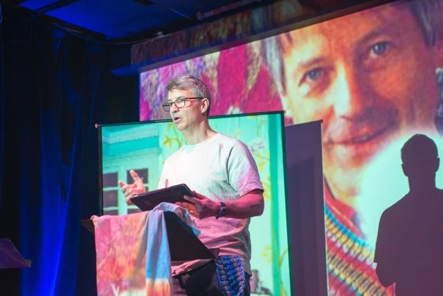 Kirk on stage, Kaffe on screen.jpg