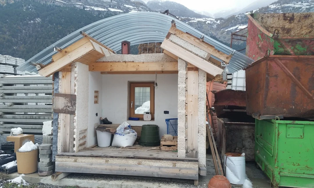 One of Ecopassion's first projects was to design a mobile home constructed of hemp. Here is one of the models. The walls are insulated with the hemp bricks and coated with a layer of lime.