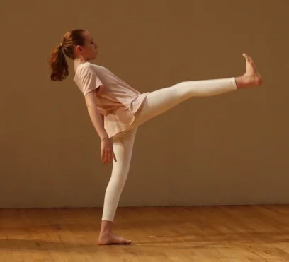 Clementine Belber Tiberghien is a ballet and modern dancer. She was born in West Virginia and raised in Brooklyn NY. Her mother was born and raised in France and her father in Washington DC. She studies modern and ballet at the Mark Morris school of…