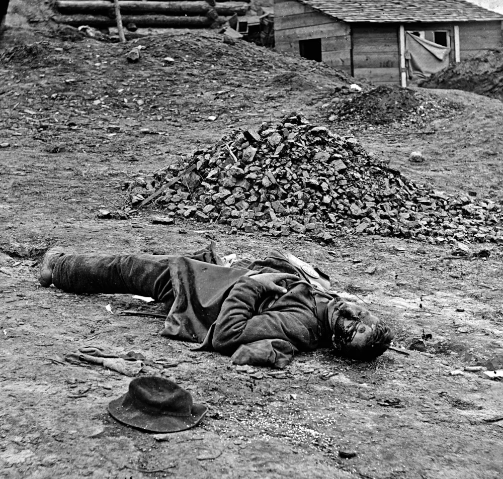 Dead_soldier_(American_Civil_War_-_Siege_of_Petersburg,_April_1_1865).jpg