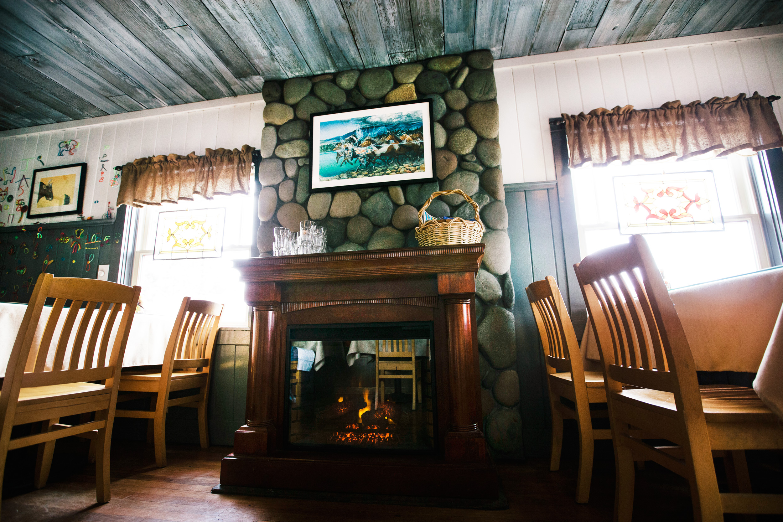 breakfast-and-lunch-fireplace-cozy-cottage-cottonwood-cafe-sisters-oregon.jpg