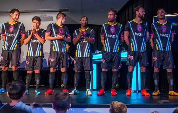 Yep, that's Freddy Adu in the middle.
