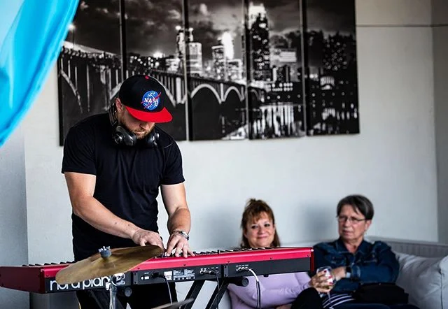 I like this photo because that’s my mom in the lavender shirt and if that’s not the smirk of someone who forced you to stick with piano lessons ‘til 8th grade because she knew you’d eventually fall in love with it I don’t know what is
...
📸 @kambrephotography