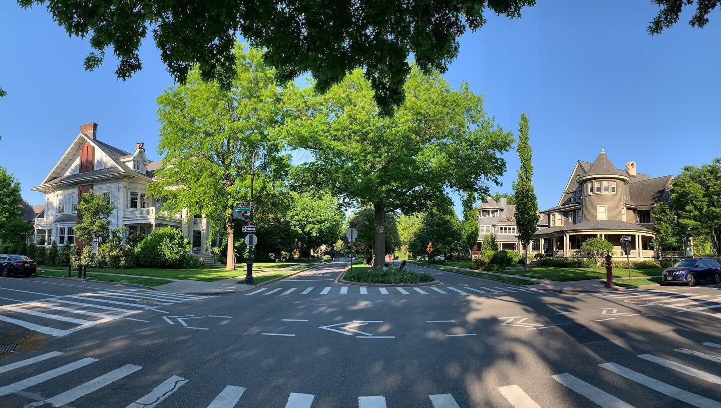 Panorama of my favorite intersection in Victorian Flatbush. 📸
.
#nyc #tourism #newyorkcity #travelguide #brooklyn #tour #tours #tourguide #nyc_explorers #nycgo #walkingtour #victorianhouse #victorianhome #victorianflatbush #explorenyc #travelnyc #to