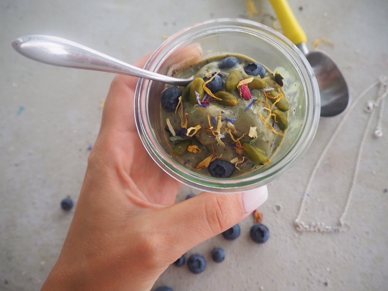 Get that extra energy kick with matcha and blueberries while enjoying ice cream 