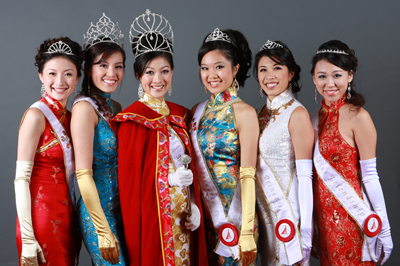 From left to right : Third Princess Nebula Gu, First Princess Janice Jann, Queen Jani Wang, Second Princess & Miss Photogenic Dow-Ning Kuo, Fourth Princess Carrie Gan