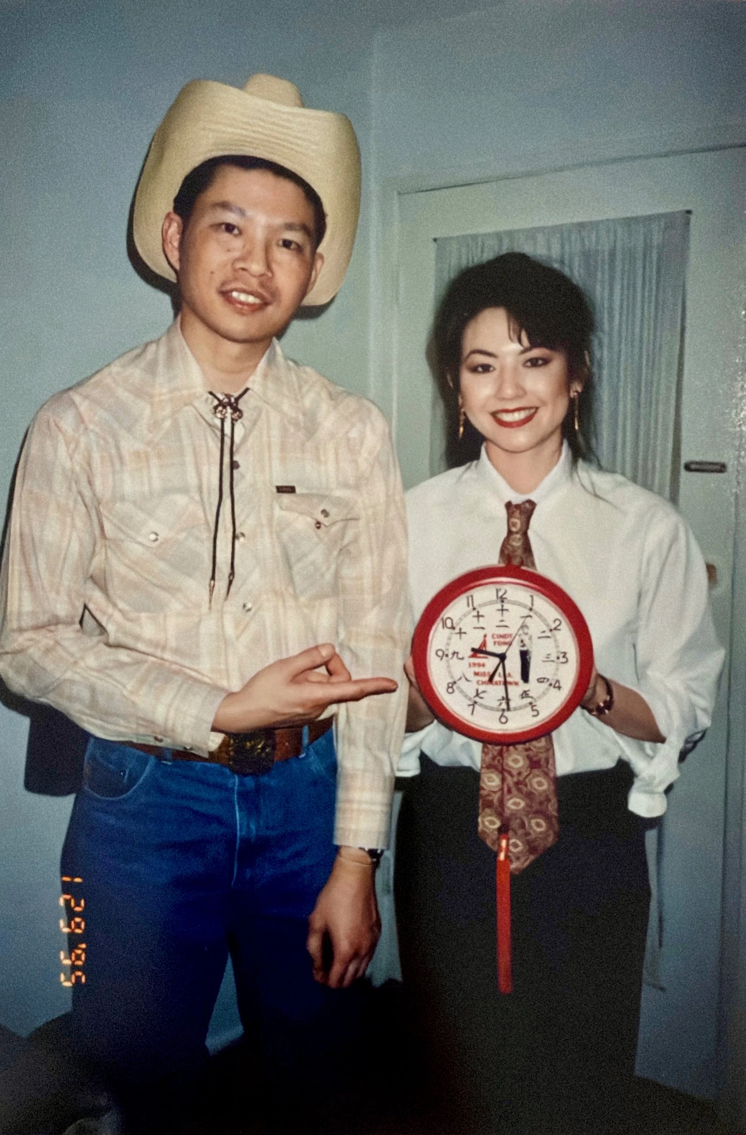 1994_activites_Another pic of Tom Eng gifting 94 Queen with a personalized clock.jpeg