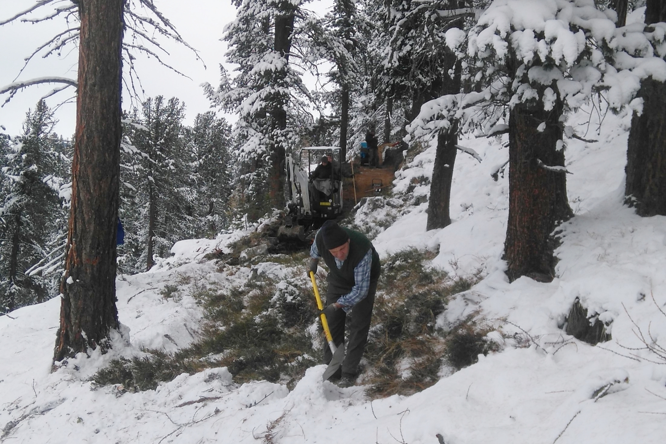 Trailbau im Schnee