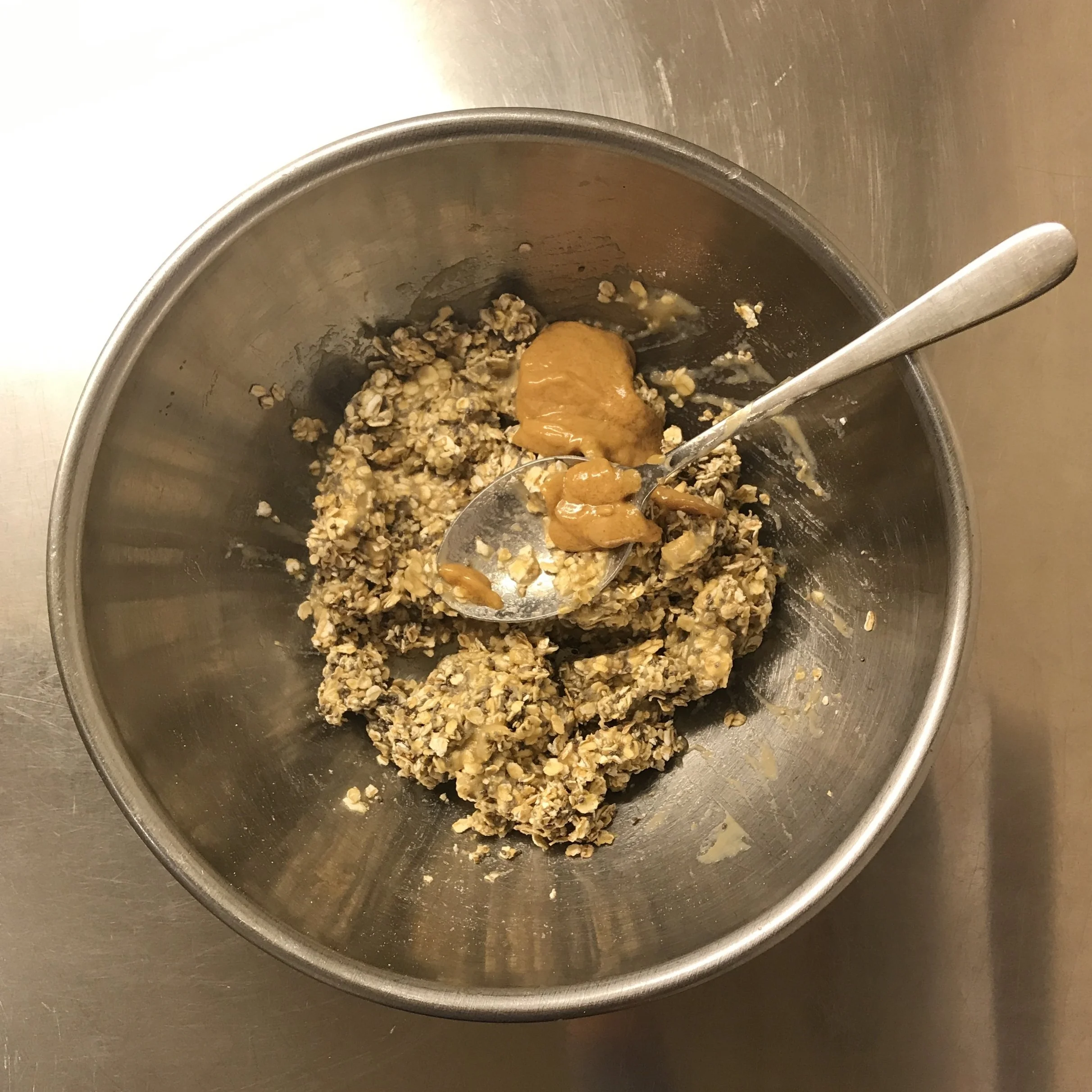 Erdnussbutter-Agavendicksaft-Mischung mit Haferflockenmischung vermengen.