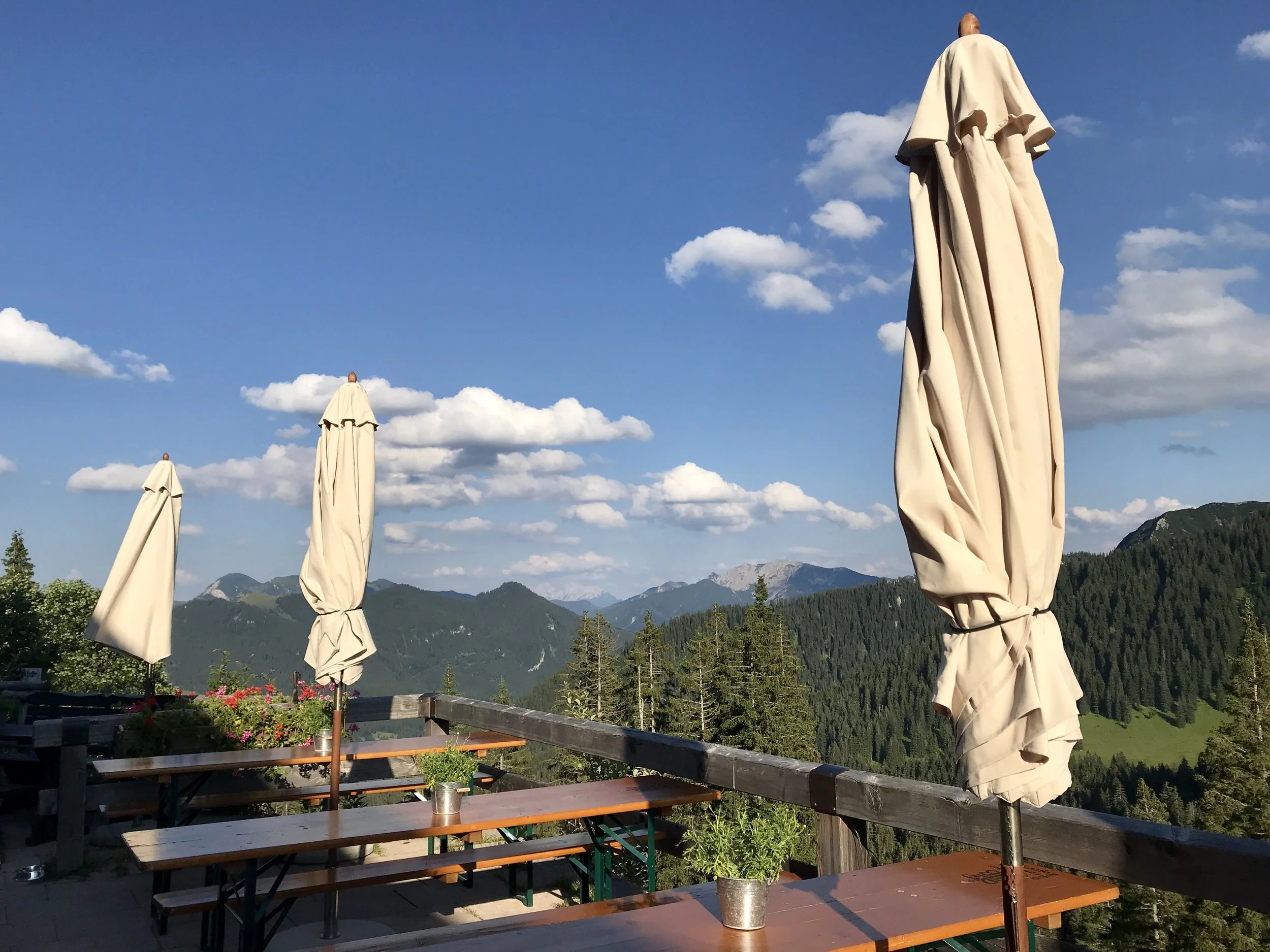 Blick von der Terrasse des Berghotel Altes Wallberghaus