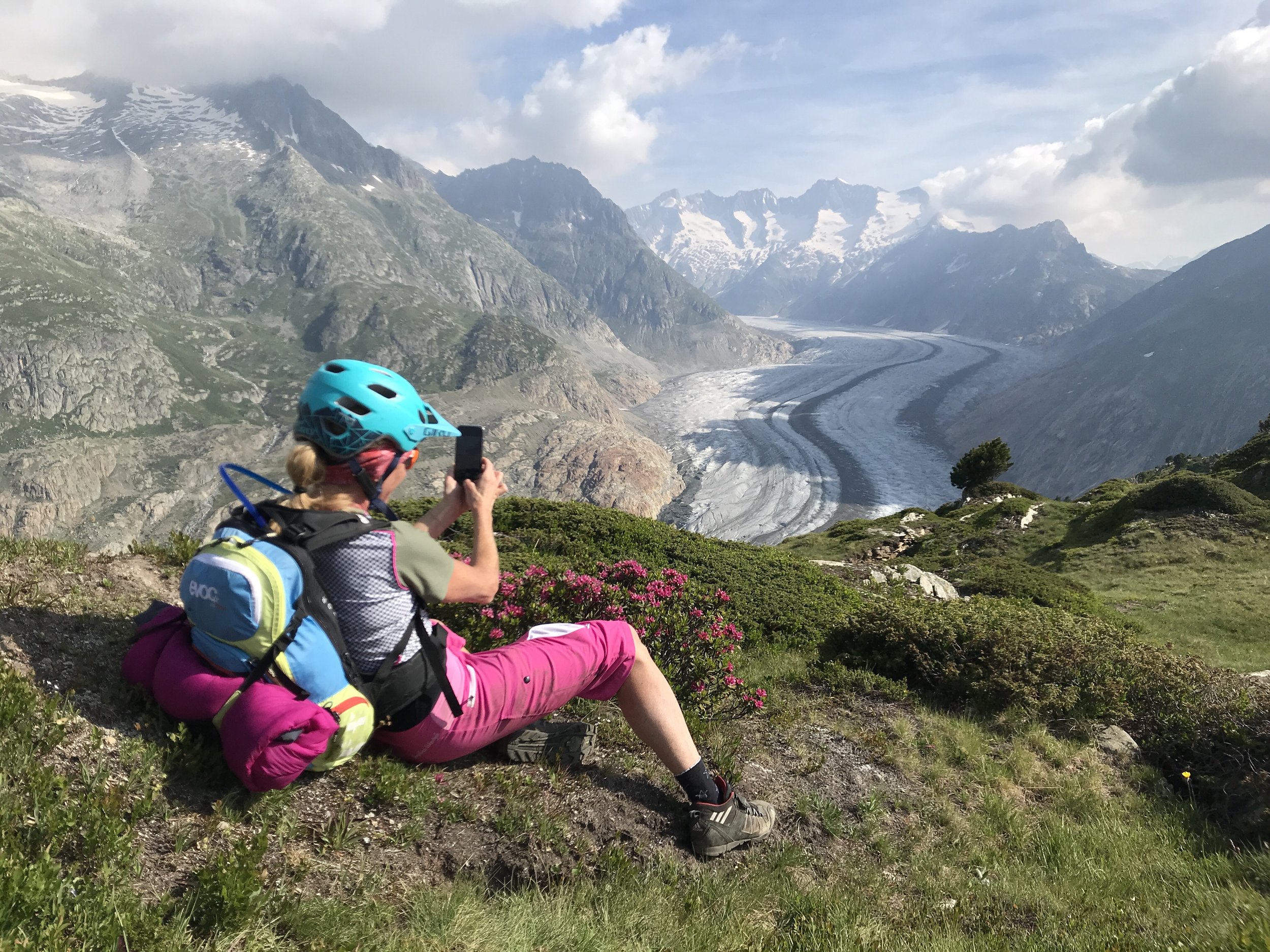 Alex im vollen Einsatz für ein Foto vom Aletschgletscher