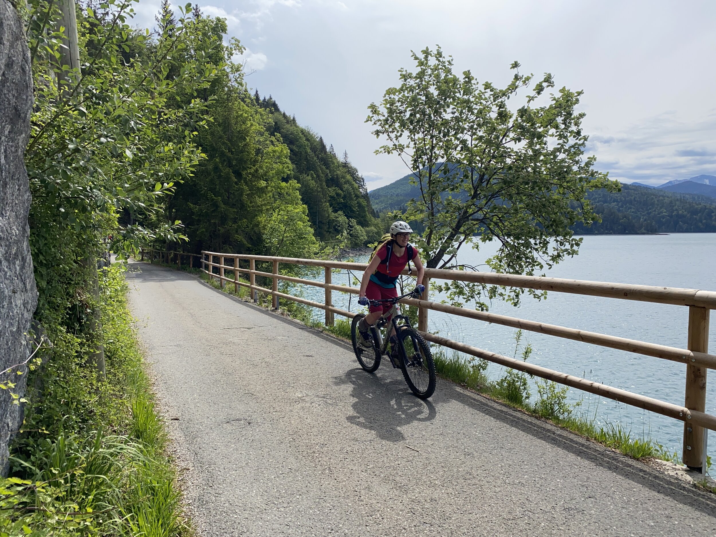 Direkt am Ufer des Walchensees entlang