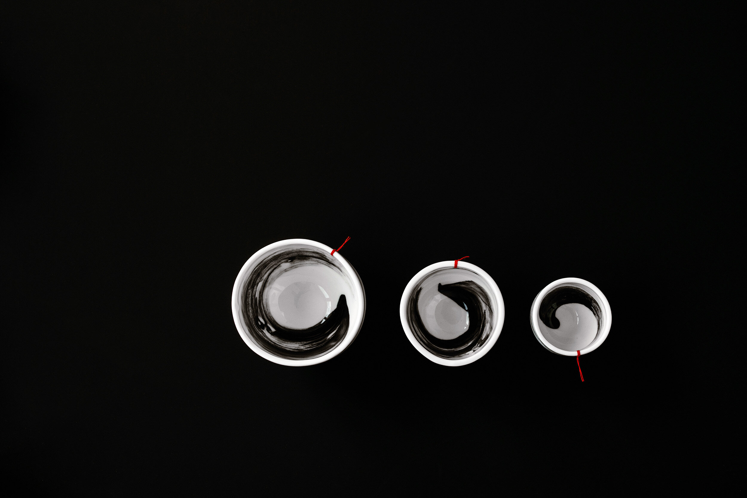 VON BROKK Kaffeetassen mit schwarzen Pinselschwung in XS, S und M 