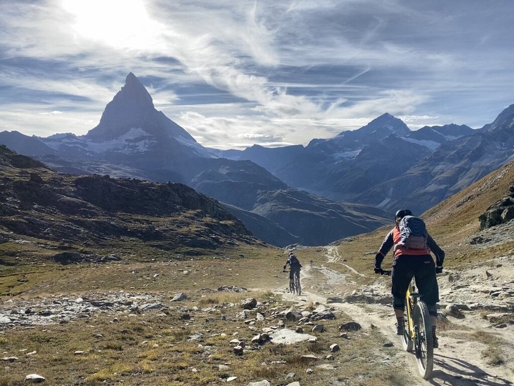 Abfahrtbeginn auf breiter Piste...