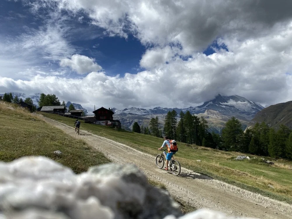 Das wolkenverhangene Matterhorn hinter der Tuftern-Alp