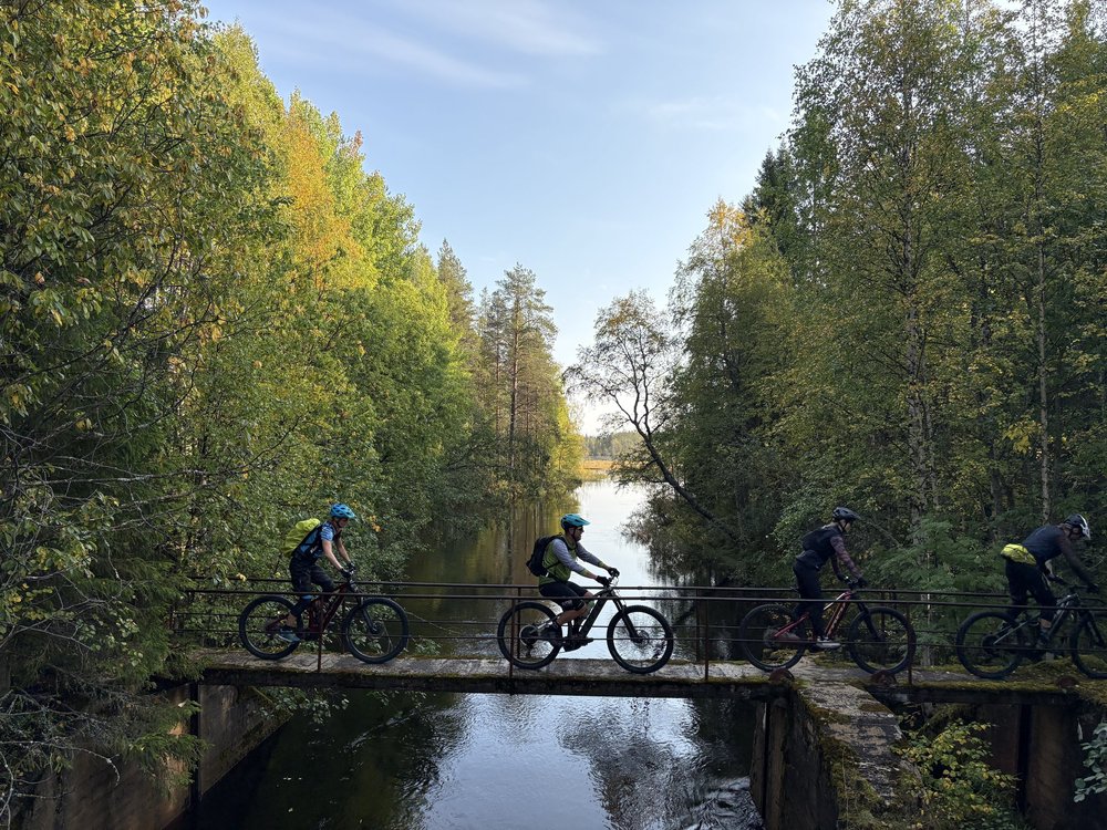 Mit dem Mountainbike über Brücken...