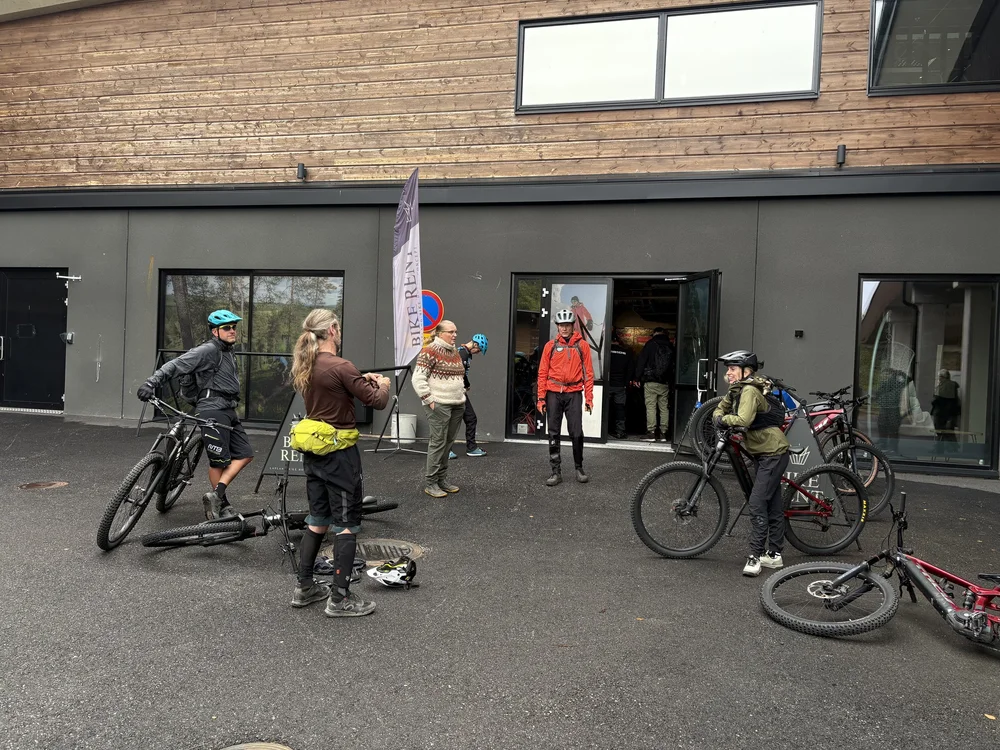 Vor dem Bike Shop vom Arctic Hilltop Boutique Hotel Iso-Syöte