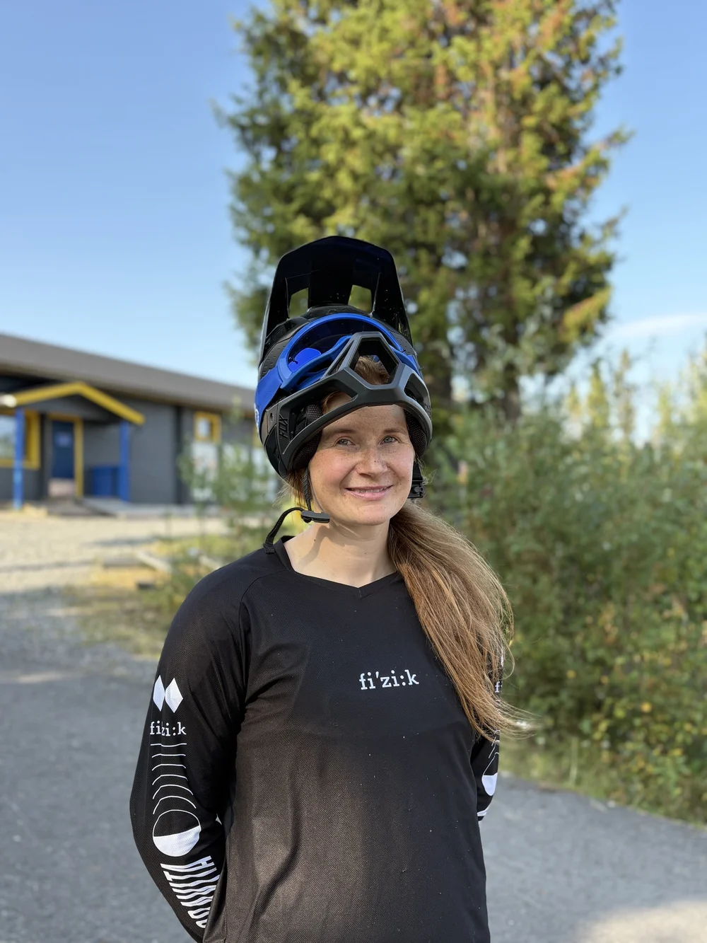 Veinalotta, die Betreiberin des Bike Parks Iso-Syöte, vor dem Bike Verleih