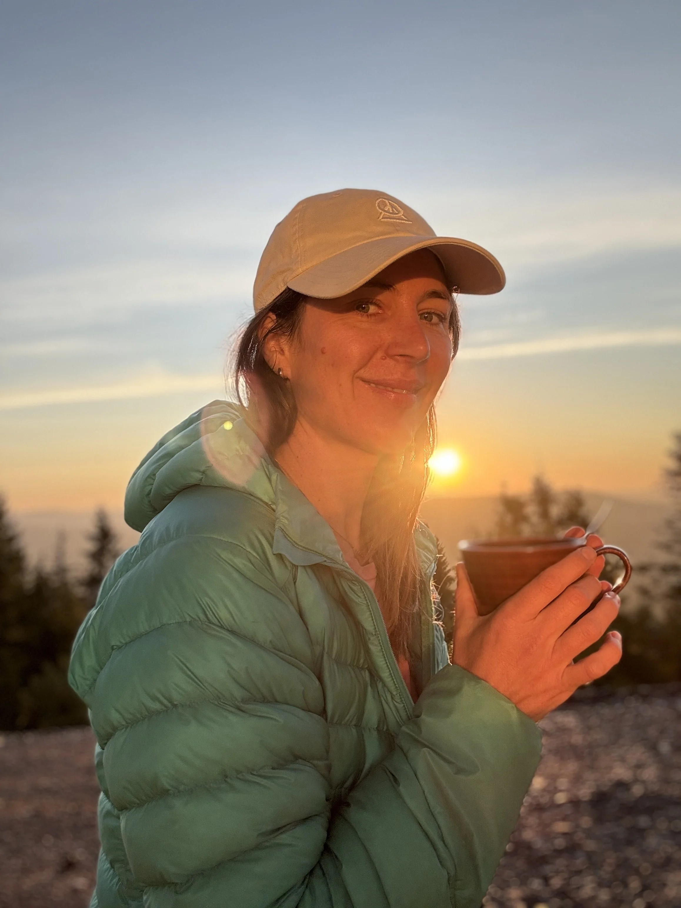 Sonnenaufgangs-Kaffee vor meinem Zimmer im Arctic Hilltop Hotel Iso-Syöte 