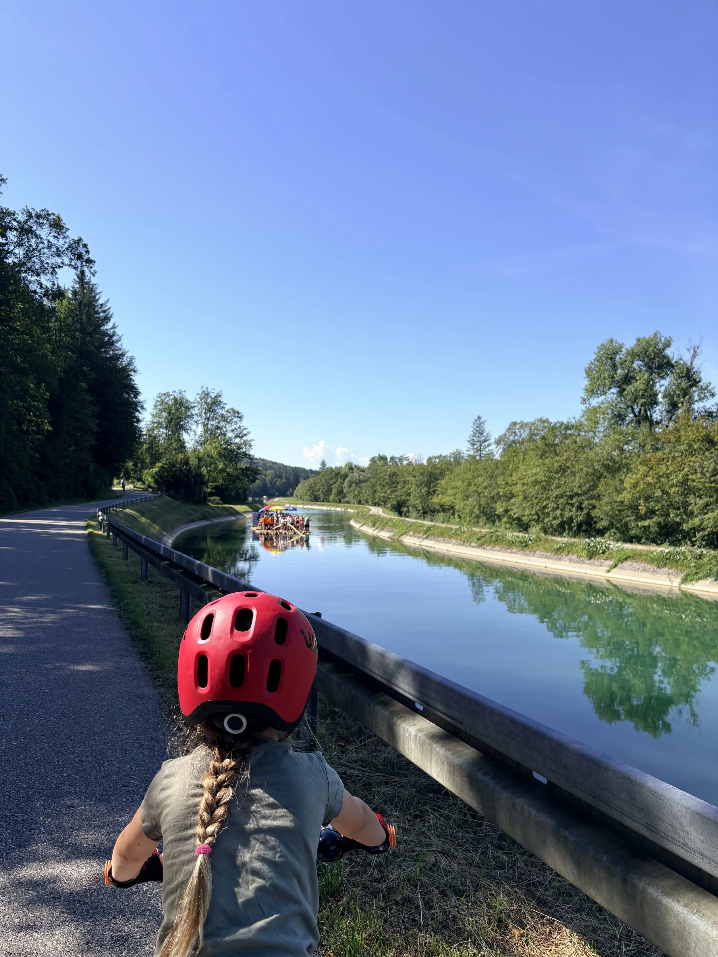 Das erste Floß, das uns entgegenkommt.