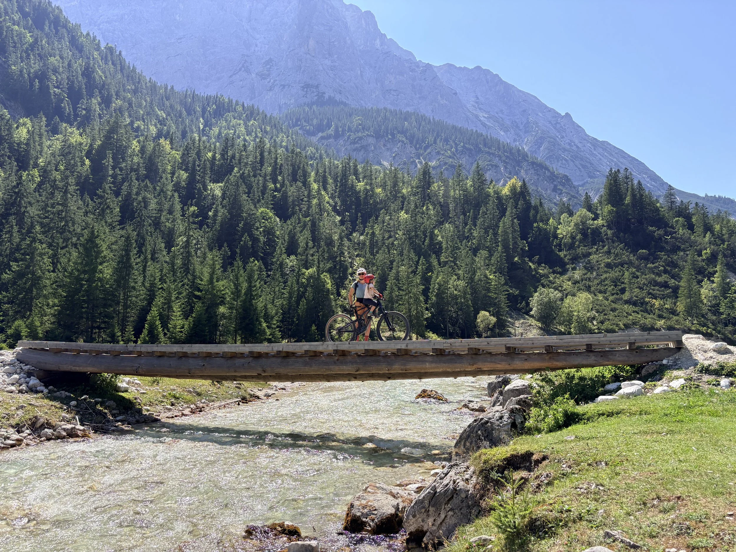 Auf einer der vielen Brücken, die über die Isar führen.