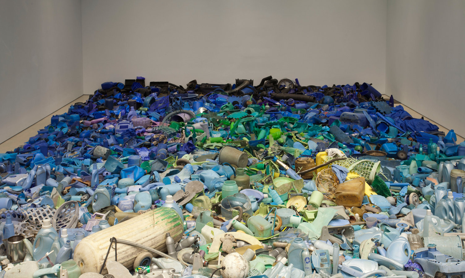 Tony Capellán, (Dominican Republic, born 1955) Mar invadido / Invaded Sea, 2015. Found objects from the Caribbean sea, 360 x 228 inches. Courtesy of the artist