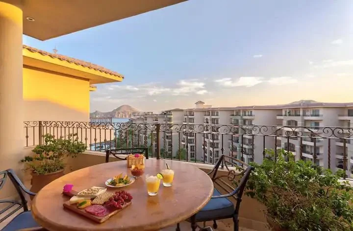 Luxury Beach Resort, Top Floor Ocean View Condo! 