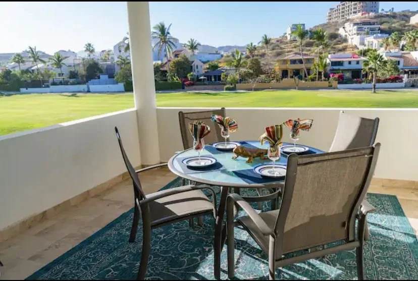 Bright Immaculate Condo *10 min Walk to Beach*