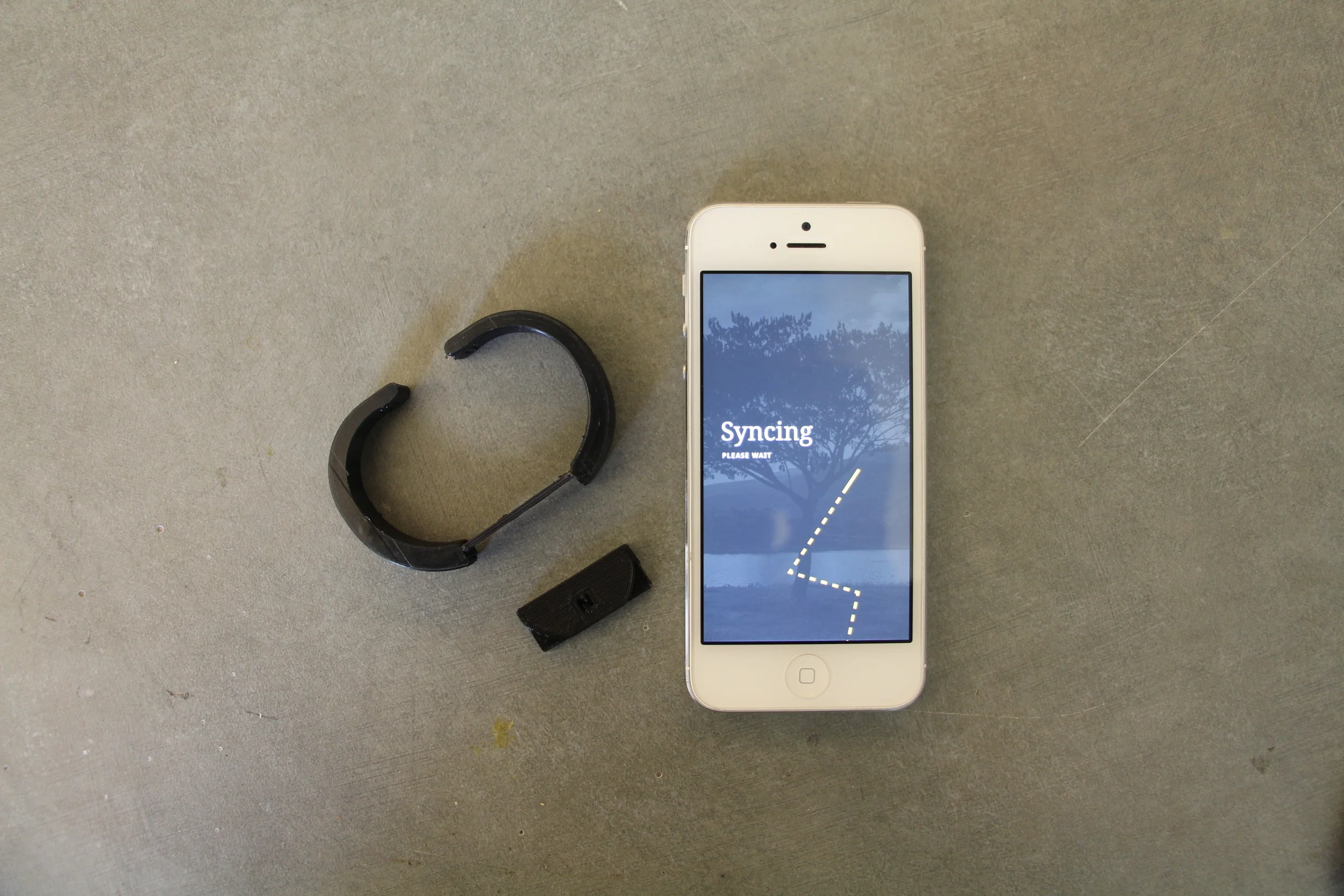  The band is desinged to have a removable clip, to easily be warn 2-ways. 