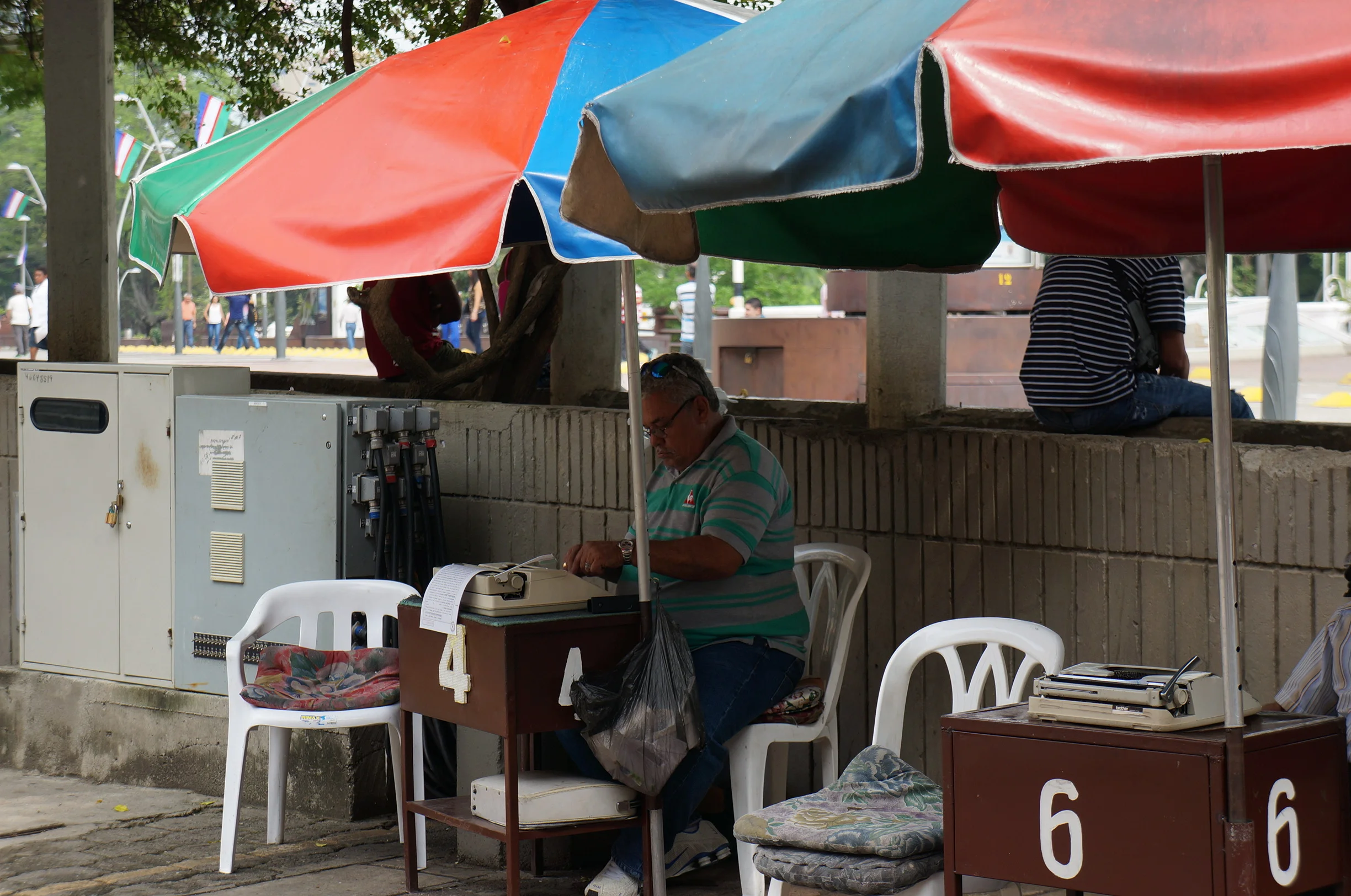 À la carte legal services (common in Colombia) offered on the streets of Cali.