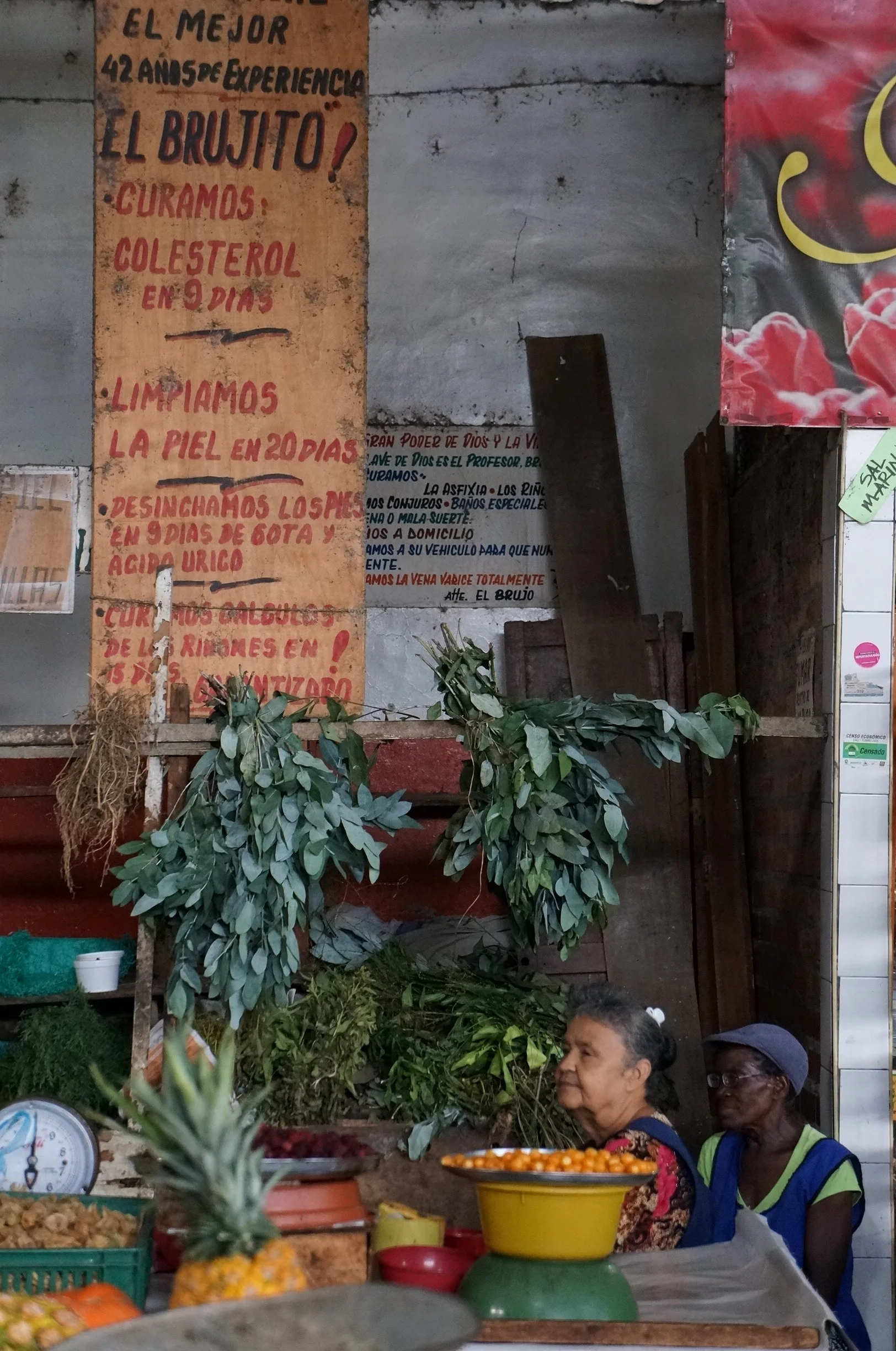 Vendors at the Cali produce market.