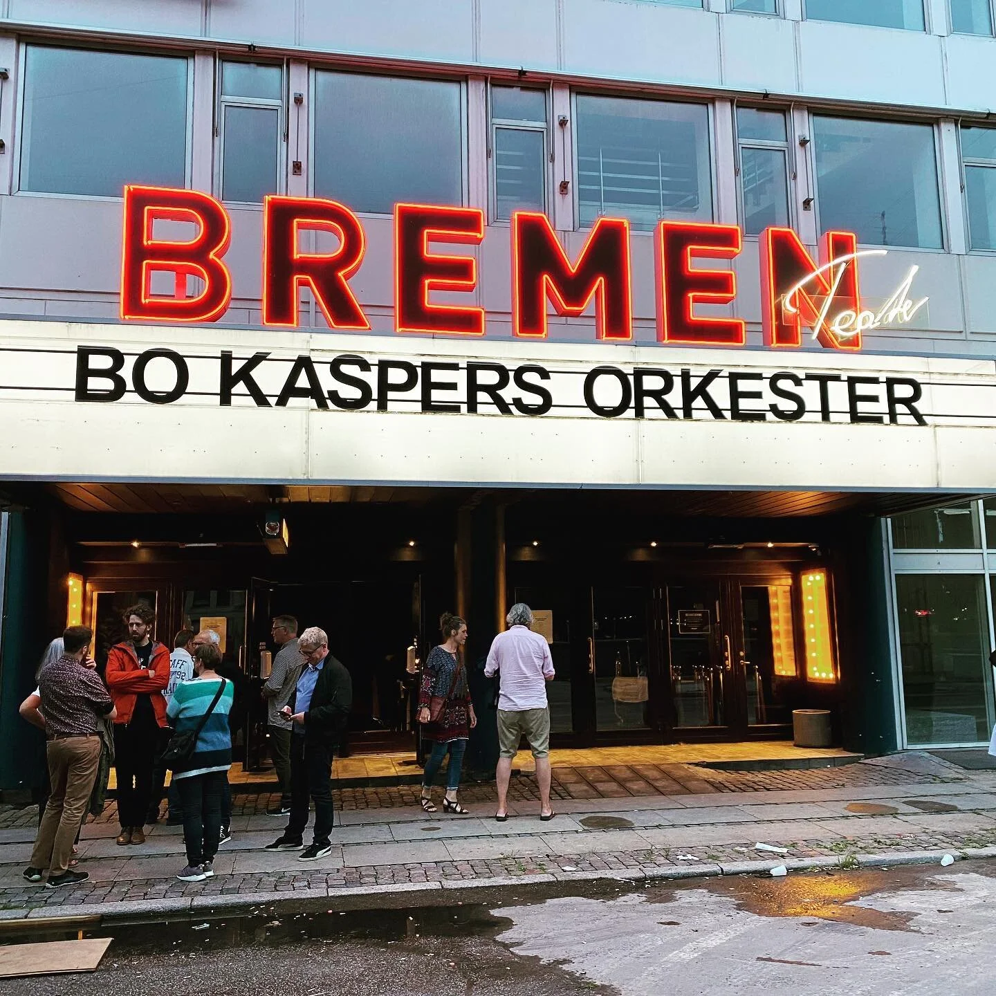 This is how Eric &amp; I roll. Friday evening concert in Copenhagen. Night between Friday and Saturday, autobahn through Germany, supercharging when needed. Saturday afternoon in Paris💗