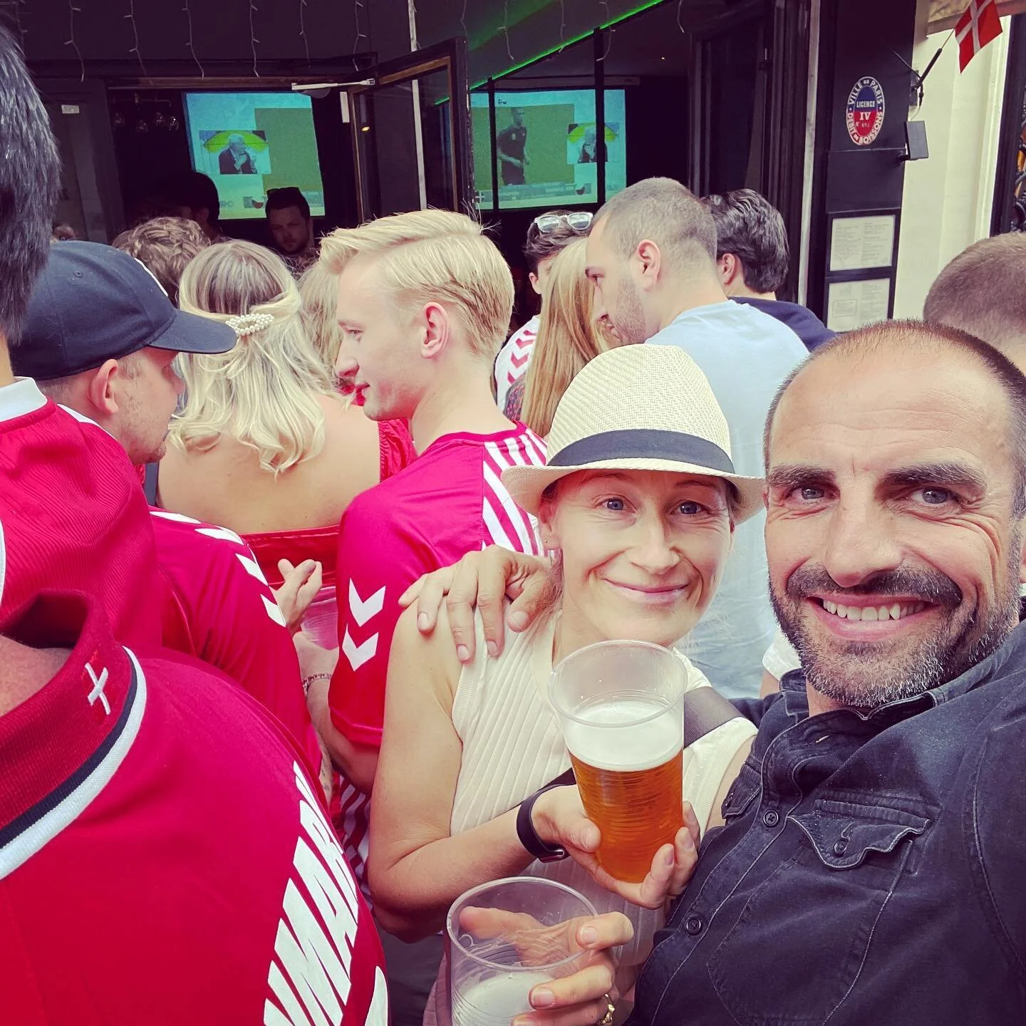 Red/white colors in Paris. Great and fun atmosphere. And now we are on to the semi finals 🇩🇰🥳