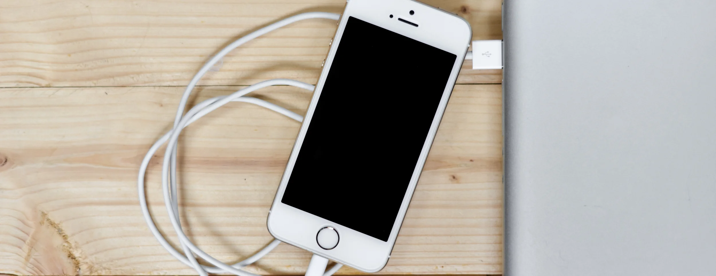 apple-iphone-smartphone-desk.jpg