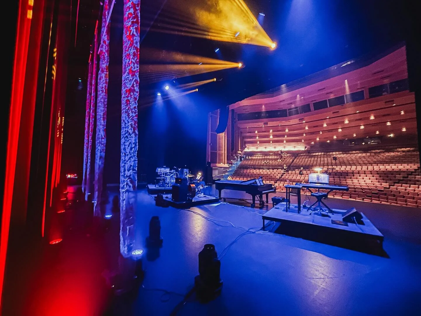 The house is open tonight in FL!

#lw #livewire #livewirepronj #lighting #lightingdesign #lightingdesigner #lightingprogramming #lightingprogrammer #concert #liveevent #liveevents