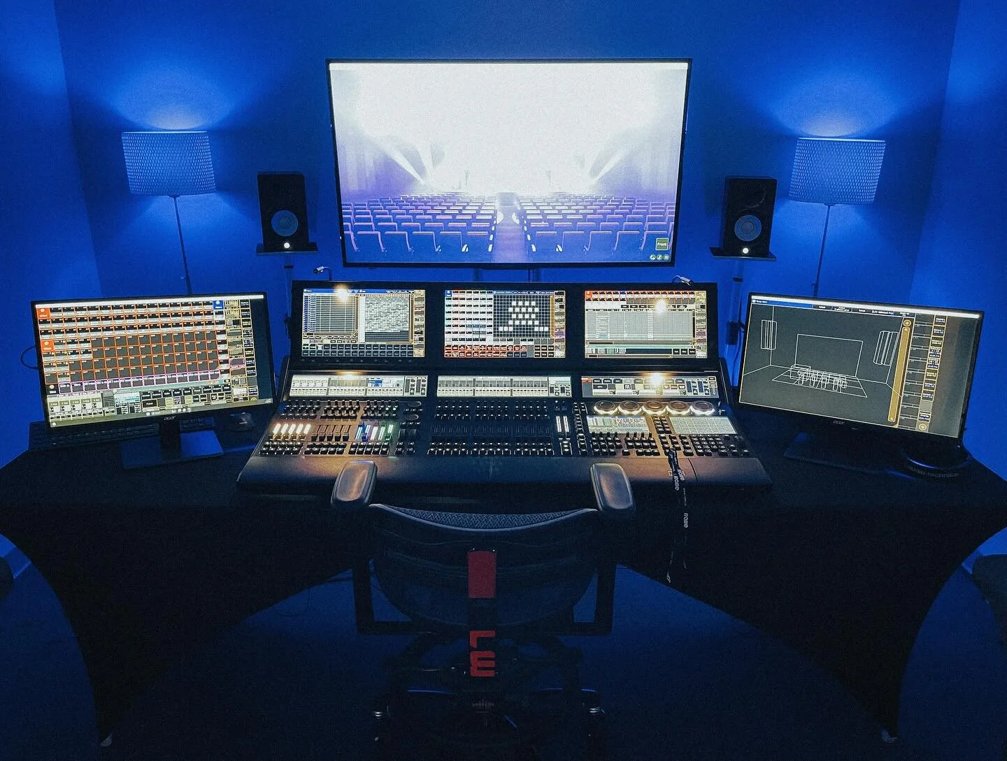 🚀Mission Control.

Programming an upcoming television special in the vis suite this week!

#lw #livewire #livewirepro #livewirepronj
#lighting #lightingdesign #lightingdesigner #lightingprogrammer #lightingprogramming #concertlighting #grandma3 #gra