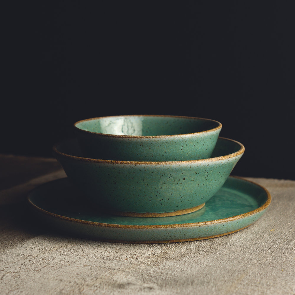 Shino dinner plate with wax resist – Tiffany Hilton Pottery