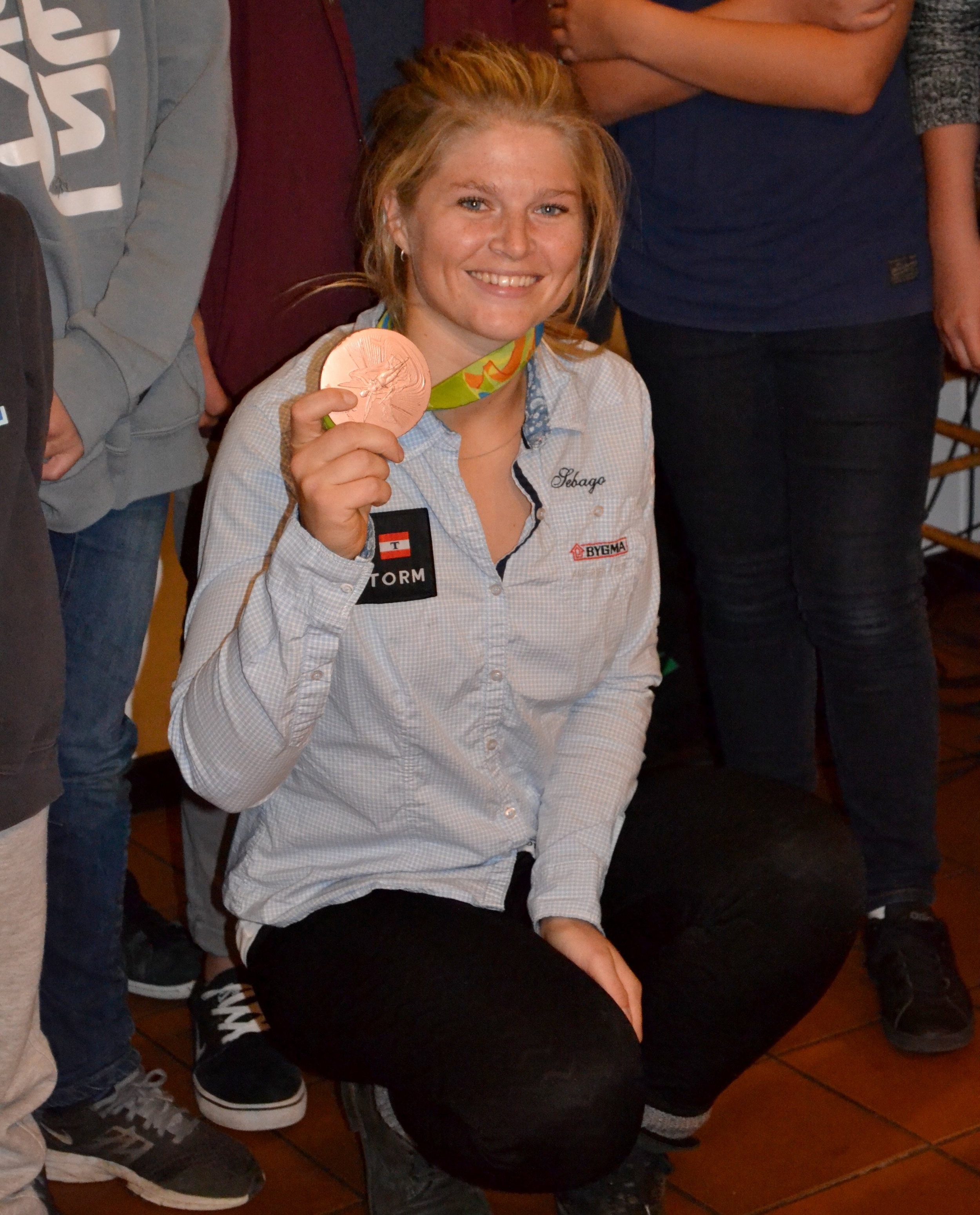 Katja med medaljen.JPG