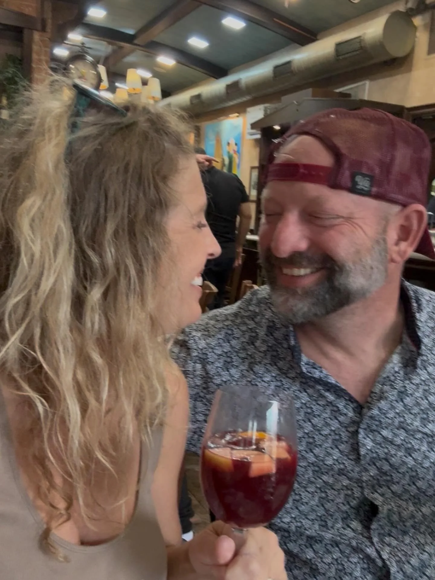 Current situation: drinking Sangria in Spain. 
Not a bad start to the week&hellip;
#sangria #barcelona #spain #tourist #georgiagypsy #pinkiesup 
@andymauerman 
Thanks for a fantastic show @elbarndengreg 🇪🇸❤️