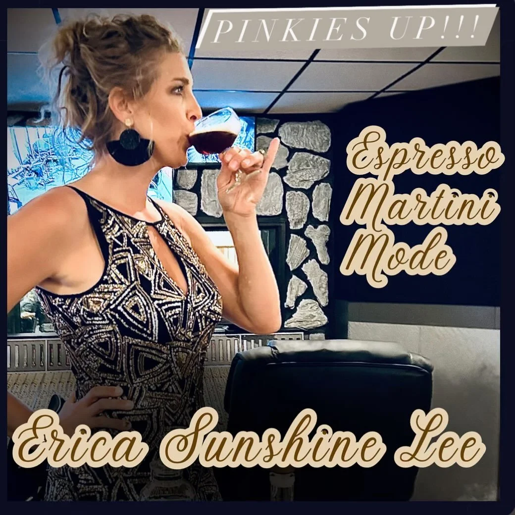 Who else is in Espresso martini mode over the holidays?? 
🎄🎅☃️
I know they are not all created equally, who makes your favorite espresso martini??? Loving @the_saint_hotel_keywest ☕️🍸