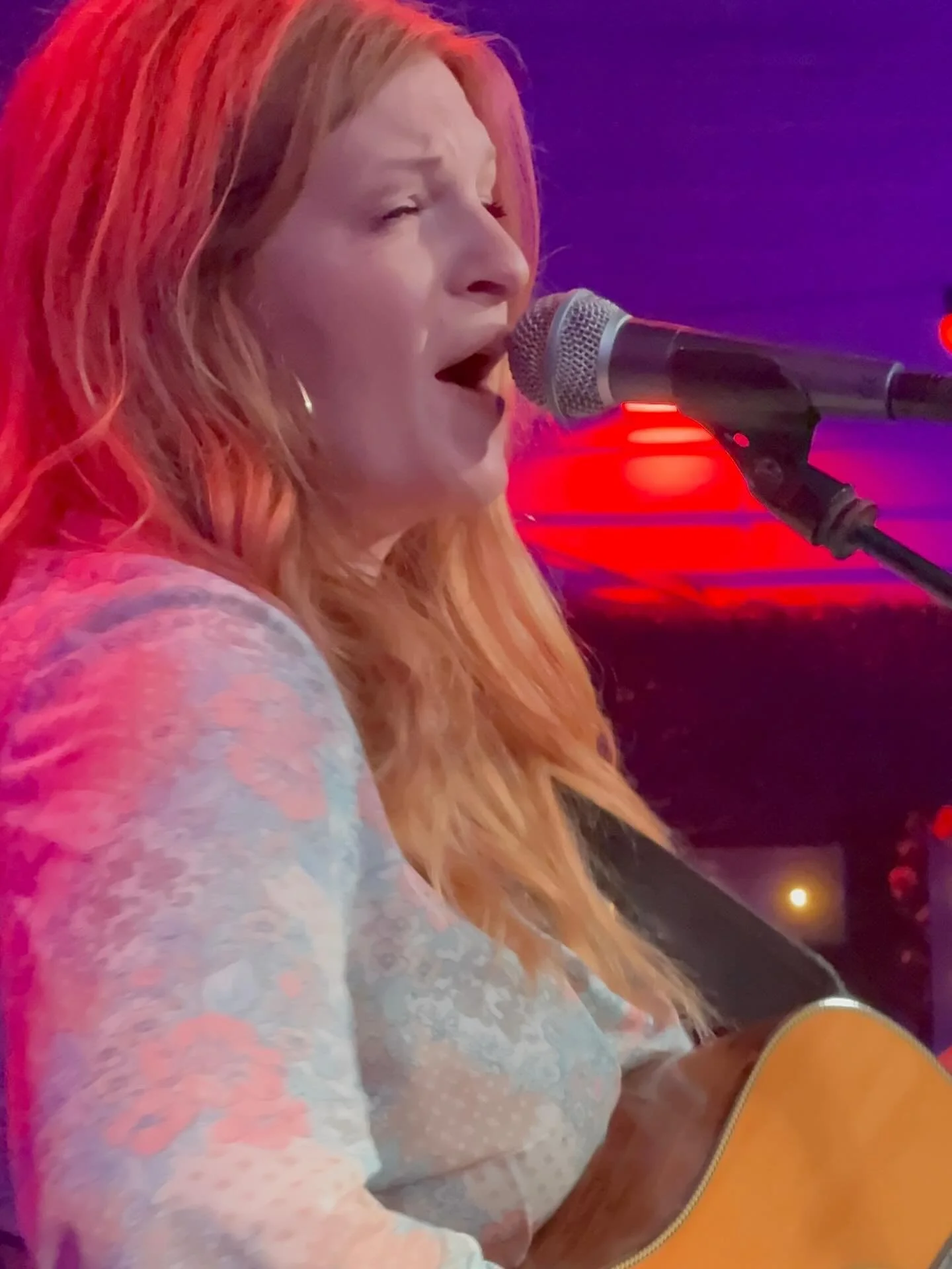 Meet my girl @meredithcrawfordmusic who crushed it @keywestchickfest 🐣🎉 @generalhorseplaykw 
Amazing depth, songs, spirit, soul and kindness!!!!
💗💗💗
#texascountry #keywest #keywestchickfest #meredithcrawford #generalhorseplay
Thanks for the intr